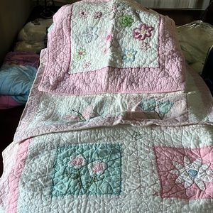 Twin size quilt with 1 standard and 2 square shams